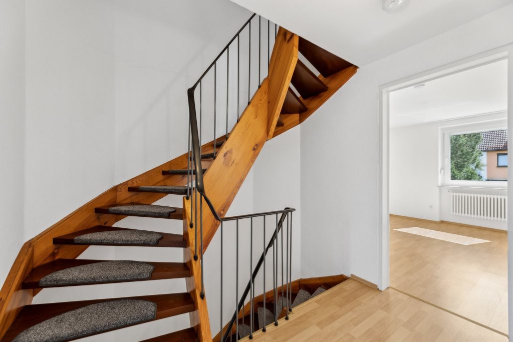Immobilienangebot - Nürnberg - Alle - Top-gepflegtes Reihenhaus mit Dachstudio, Balkon 
und Garage in ruhiger Wohnlage. Sofort bezugsfrei!

Nürnberg-Langwasser
