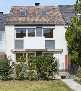 Immobilienangebot - Nürnberg - Alle - Top-gepflegtes Reihenhaus mit Dachstudio, Balkon 
und Garage in ruhiger Wohnlage. Sofort bezugsfrei!

Nürnberg-Langwasser