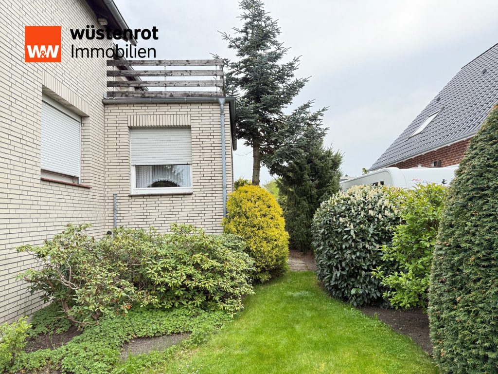 Immobilienangebot - Meine - Alle - Auf einem schönen großen Eckgrundstück steht dieses sanierunsbedürftige 2-Familienhaus mit 2 Garagen