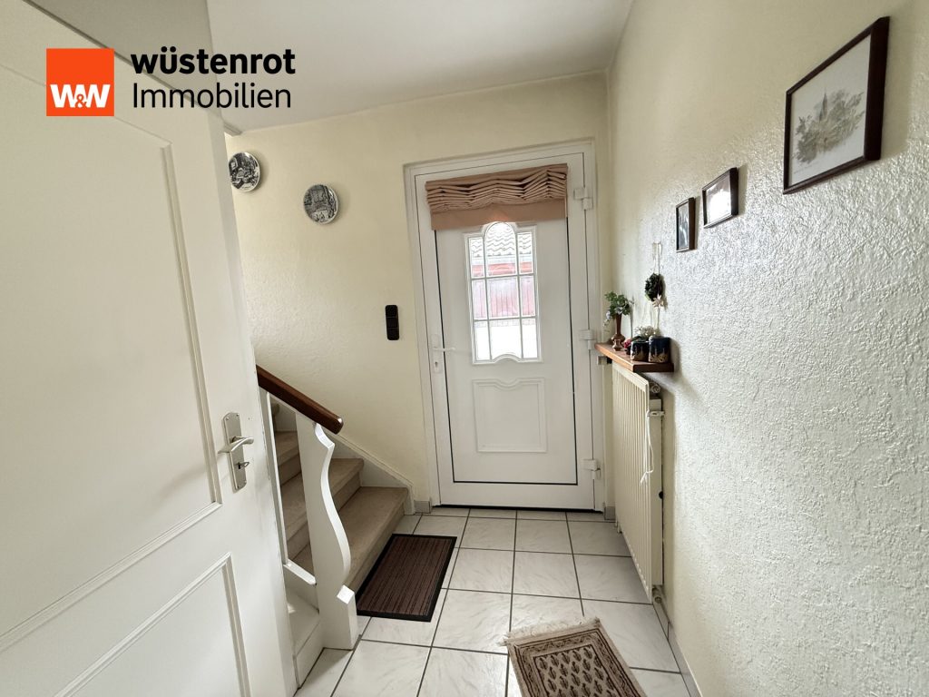 Immobilienangebot - Meine - Alle - Auf einem schönen großen Eckgrundstück steht dieses sanierunsbedürftige 2-Familienhaus mit 2 Garagen