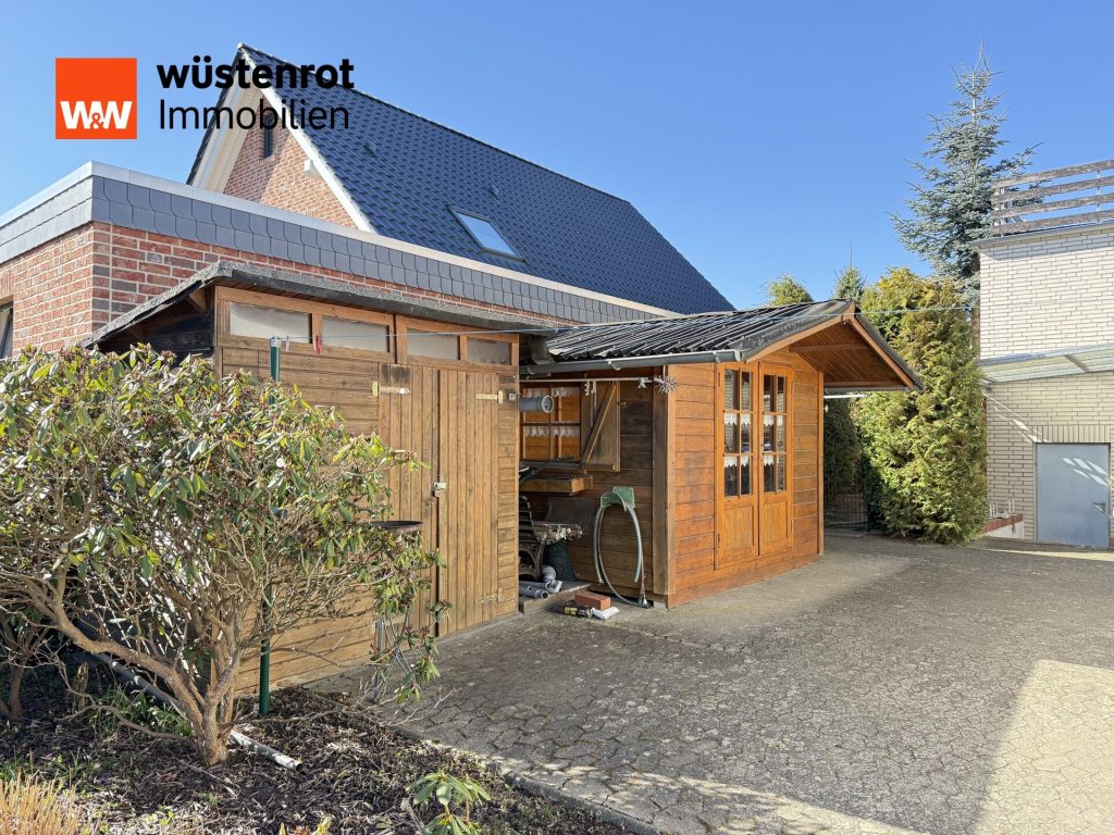Immobilienangebot - Meine - Alle - Auf einem schönen großen Eckgrundstück steht dieses sanierunsbedürftige 2-Familienhaus mit 2 Garagen