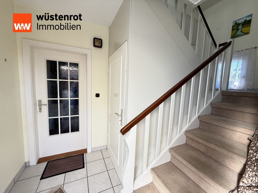 Immobilienangebot - Meine - Alle - Auf einem schönen großen Eckgrundstück steht dieses sanierunsbedürftige 2-Familienhaus mit 2 Garagen