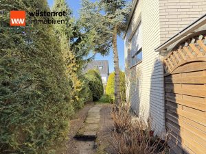 Immobilienangebot - Meine - Alle - Auf einem schönen großen Eckgrundstück steht dieses sanierunsbedürftige 2-Familienhaus mit 2 Garagen