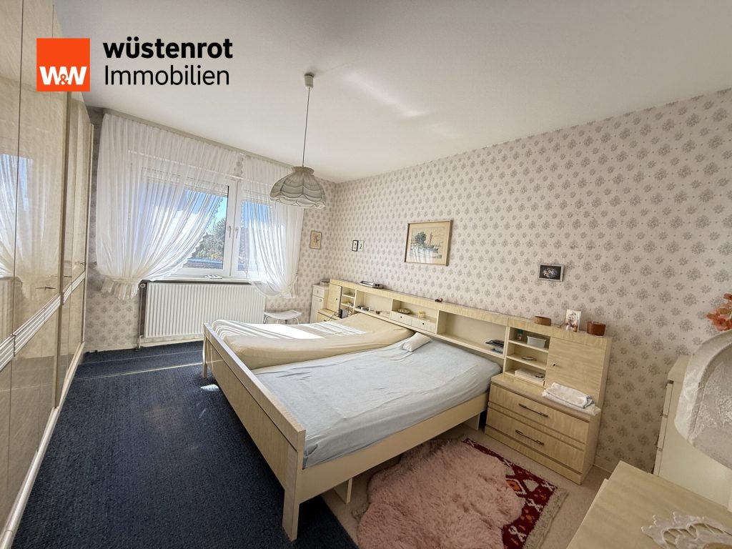 Immobilienangebot - Meine - Alle - Auf einem schönen großen Eckgrundstück steht dieses sanierunsbedürftige 2-Familienhaus mit 2 Garagen
