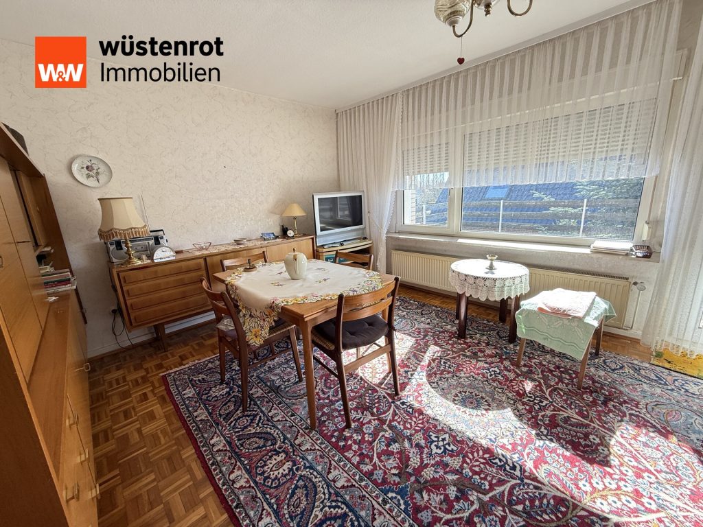 Immobilienangebot - Meine - Alle - Auf einem schönen großen Eckgrundstück steht dieses sanierunsbedürftige 2-Familienhaus mit 2 Garagen