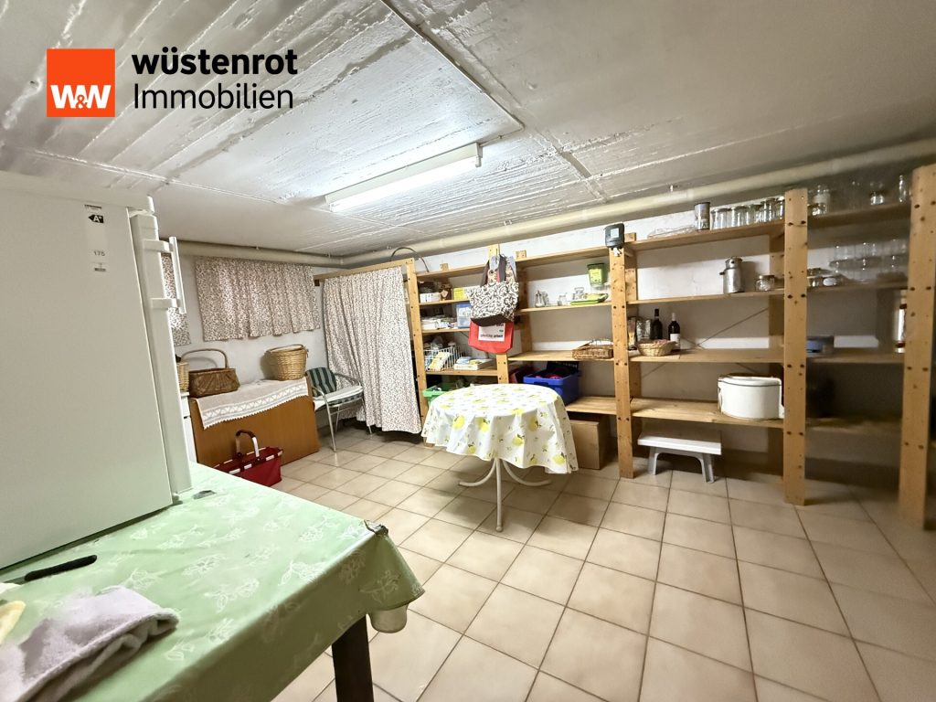 Immobilienangebot - Meine - Alle - Auf einem schönen großen Eckgrundstück steht dieses sanierunsbedürftige 2-Familienhaus mit 2 Garagen