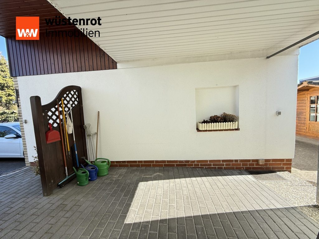 Immobilienangebot - Meine - Alle - Auf einem schönen großen Eckgrundstück steht dieses sanierunsbedürftige 2-Familienhaus mit 2 Garagen