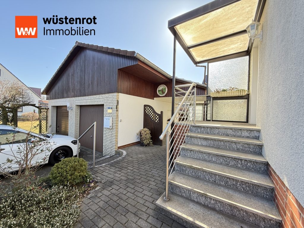 Immobilienangebot - Meine - Alle - Auf einem schönen großen Eckgrundstück steht dieses sanierunsbedürftige 2-Familienhaus mit 2 Garagen