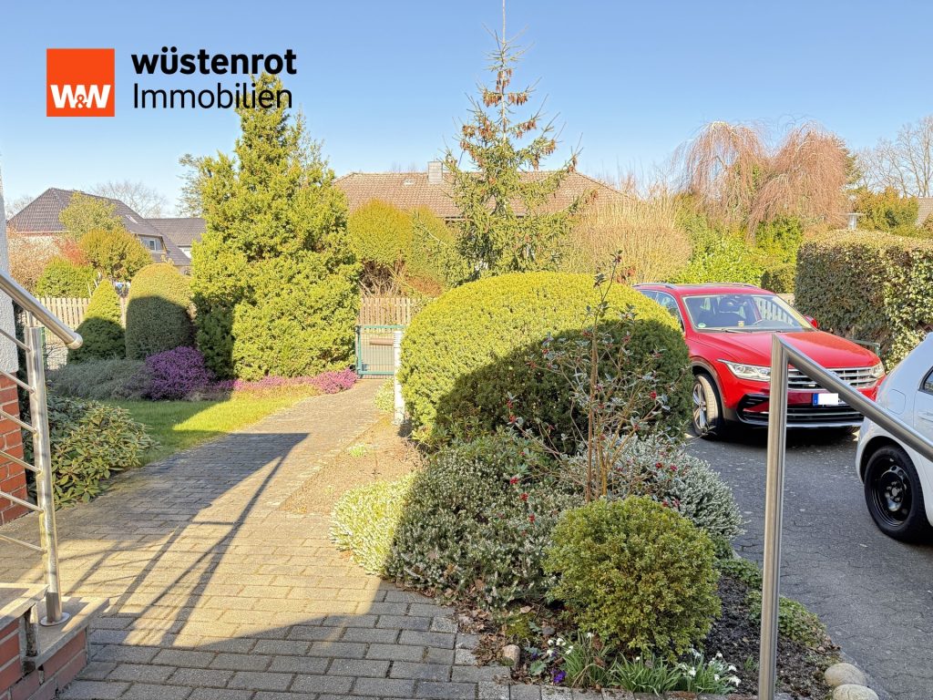 Immobilienangebot - Meine - Alle - Auf einem schönen großen Eckgrundstück steht dieses sanierunsbedürftige 2-Familienhaus mit 2 Garagen