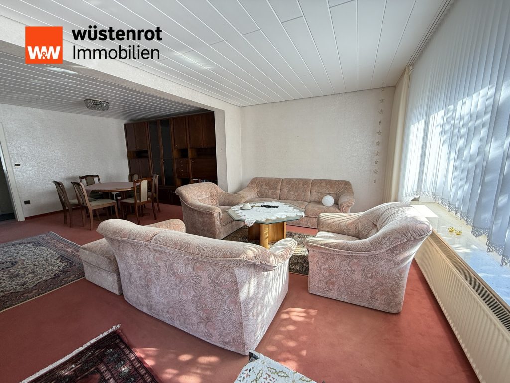Immobilienangebot - Meine - Alle - Auf einem schönen großen Eckgrundstück steht dieses sanierunsbedürftige 2-Familienhaus mit 2 Garagen