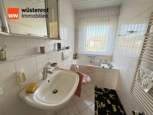 Immobilienangebot - Meine - Alle - Auf einem schönen großen Eckgrundstück steht dieses sanierunsbedürftige 2-Familienhaus mit 2 Garagen