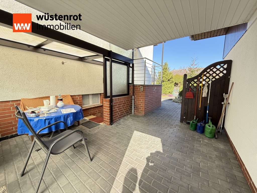Immobilienangebot - Meine - Alle - Auf einem schönen großen Eckgrundstück steht dieses sanierunsbedürftige 2-Familienhaus mit 2 Garagen