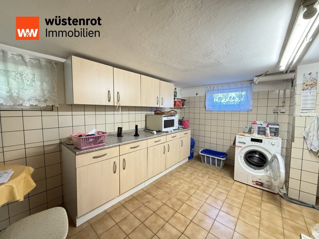 Immobilienangebot - Meine - Alle - Auf einem schönen großen Eckgrundstück steht dieses sanierunsbedürftige 2-Familienhaus mit 2 Garagen