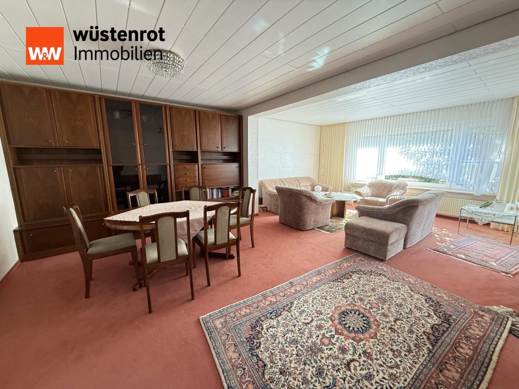 Immobilienangebot - Meine - Alle - Auf einem schönen großen Eckgrundstück steht dieses sanierunsbedürftige 2-Familienhaus mit 2 Garagen