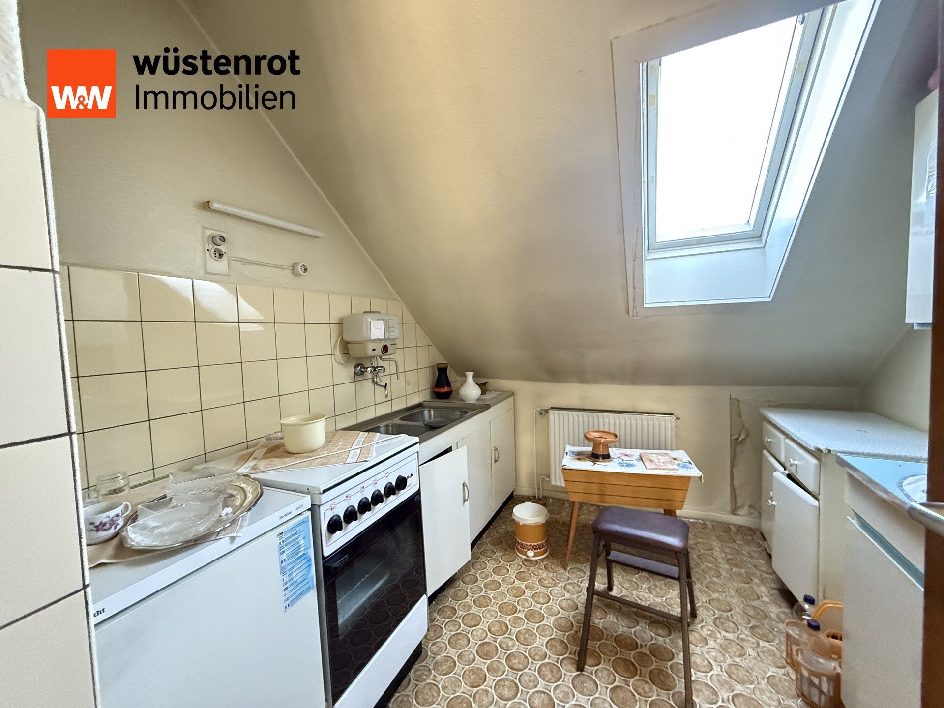 Immobilienangebot - Meine - Alle - „Potenzial in ruhiger Wohnlage – sanierungsbedürftiges 2-FHS, gr. Garten, Vollkeller und 2 Garagen“