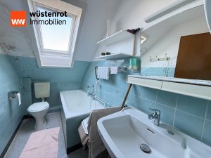 Immobilienangebot - Meine - Alle - Auf einem schönen großen Eckgrundstück steht dieses sanierunsbedürftige 2-Familienhaus mit 2 Garagen