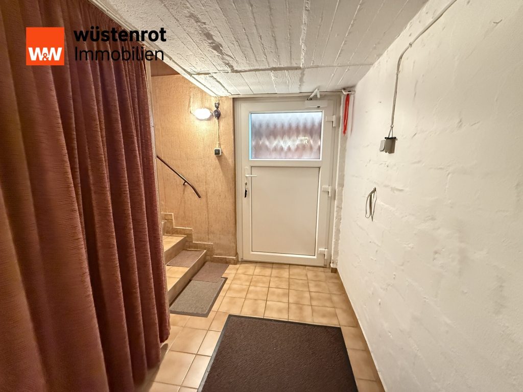 Immobilienangebot - Meine - Alle - Auf einem schönen großen Eckgrundstück steht dieses sanierunsbedürftige 2-Familienhaus mit 2 Garagen