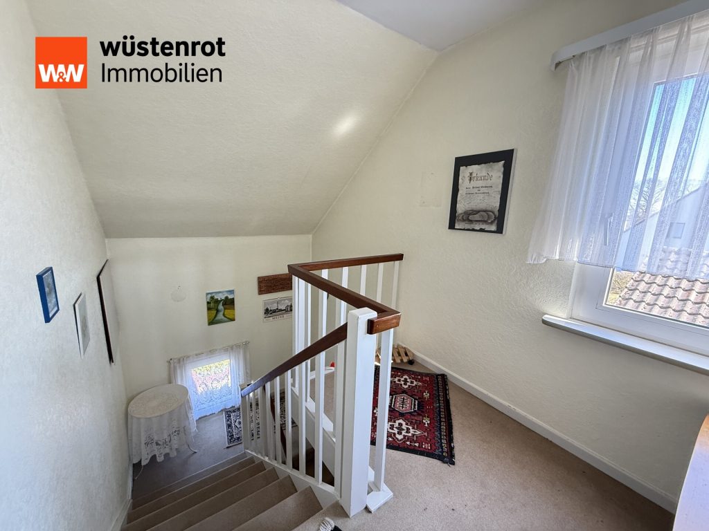 Immobilienangebot - Meine - Alle - Auf einem schönen großen Eckgrundstück steht dieses sanierunsbedürftige 2-Familienhaus mit 2 Garagen