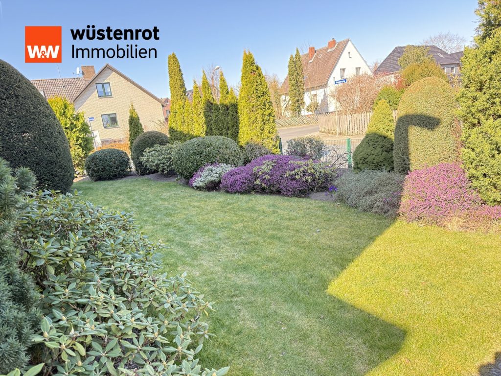Immobilienangebot - Meine - Alle - Auf einem schönen großen Eckgrundstück steht dieses sanierunsbedürftige 2-Familienhaus mit 2 Garagen