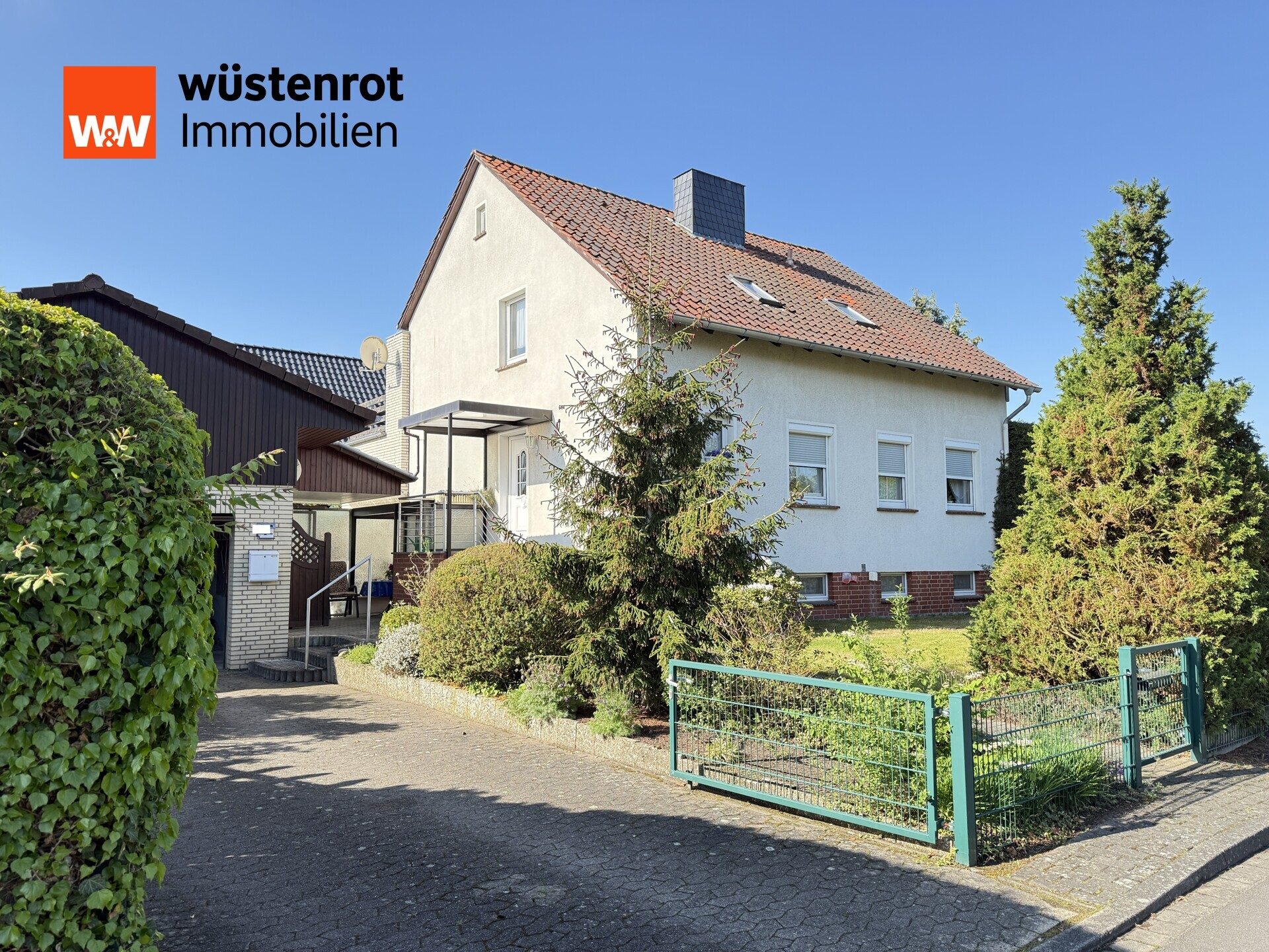 Immobilienangebot - Meine - Alle - „Potenzial in ruhiger Wohnlage – sanierungsbedürftiges 2-FHS, gr. Garten, Vollkeller und 2 Garagen“