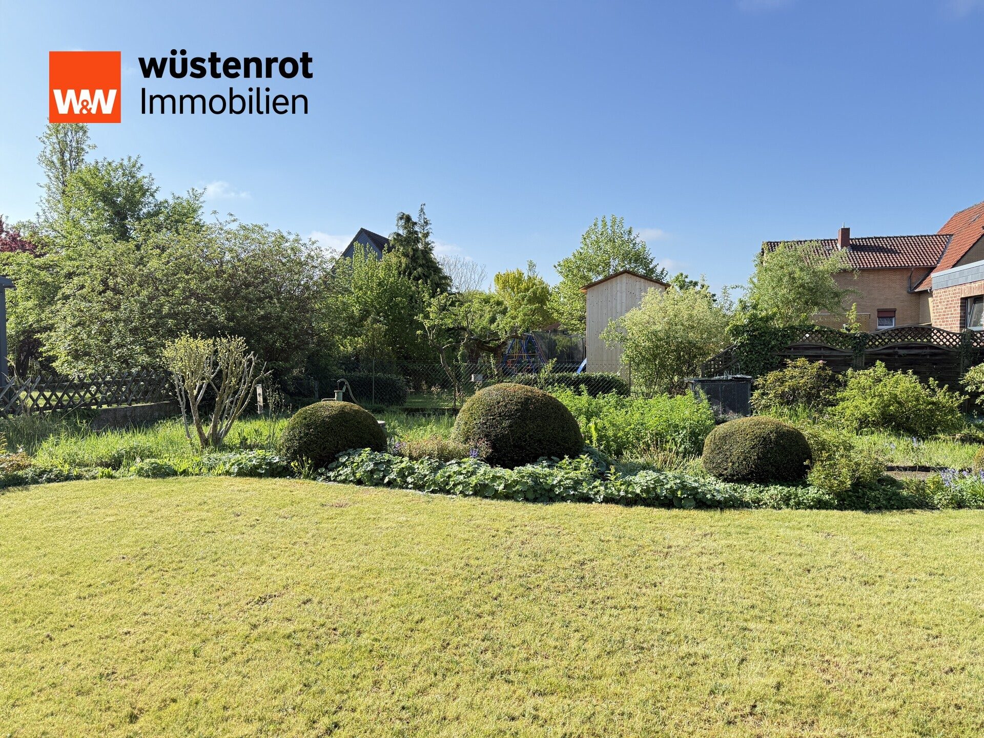 Immobilienangebot - Meine - Alle - „Potenzial in ruhiger Wohnlage – sanierungsbedürftiges 2-FHS, gr. Garten, Vollkeller und 2 Garagen“