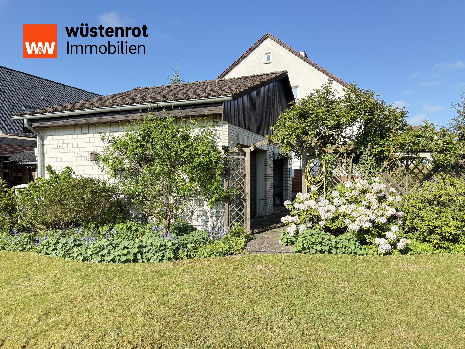 Immobilienangebot - Meine - Alle - „Potenzial in ruhiger Wohnlage – sanierungsbedürftiges 2-FHS, gr. Garten, Vollkeller und 2 Garagen“