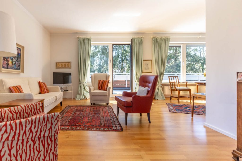 Immobilienangebot - München - Alle - Großzügige Dachterassenwohnung mit 5 Zimmern in TOP Lage! 2 TG-Stellplätze und Aufzug vorhanden.