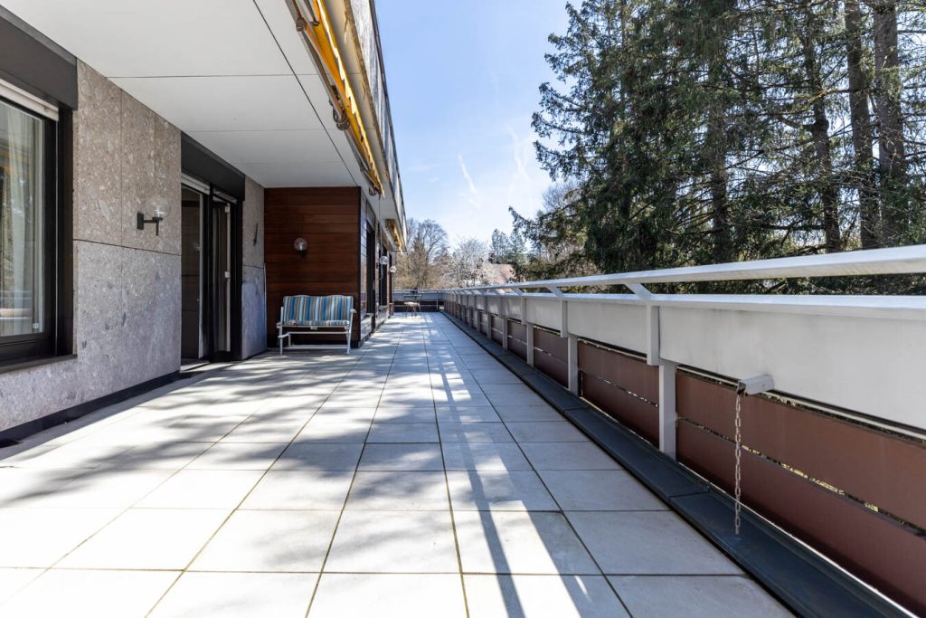 Immobilienangebot - München - Alle - Großzügige Dachterassenwohnung mit 5 Zimmern in TOP Lage! 2 TG-Stellplätze und Aufzug vorhanden.