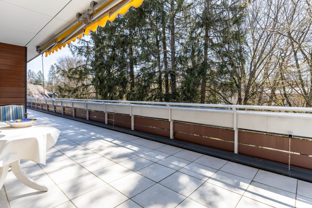 Immobilienangebot - München - Alle - Großzügige Dachterassenwohnung mit 5 Zimmern in TOP Lage! 2 TG-Stellplätze und Aufzug vorhanden.