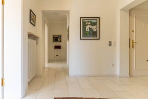 Immobilienangebot - München - Alle - Großzügige Dachterassenwohnung mit 5 Zimmern in TOP Lage! 2 TG-Stellplätze und Aufzug vorhanden.