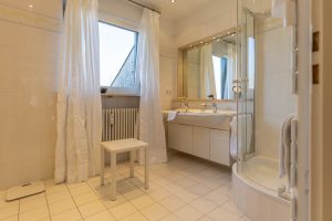 Immobilienangebot - München - Alle - Großzügige Dachterassenwohnung mit 5 Zimmern in TOP Lage! 2 TG-Stellplätze und Aufzug vorhanden.