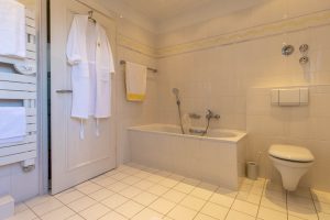 Immobilienangebot - München - Alle - Großzügige Dachterassenwohnung mit 5 Zimmern in TOP Lage! 2 TG-Stellplätze und Aufzug vorhanden.