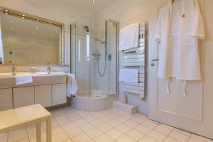 Immobilienangebot - München - Alle - Großzügige Dachterassenwohnung mit 5 Zimmern in TOP Lage! 2 TG-Stellplätze und Aufzug vorhanden.