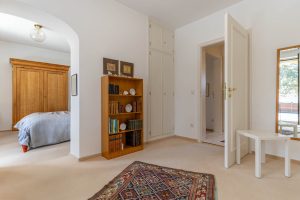 Immobilienangebot - München - Alle - Großzügige Dachterassenwohnung mit 5 Zimmern in TOP Lage! 2 TG-Stellplätze und Aufzug vorhanden.