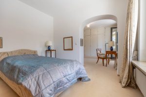 Immobilienangebot - München - Alle - Großzügige Dachterassenwohnung mit 5 Zimmern in TOP Lage! 2 TG-Stellplätze und Aufzug vorhanden.