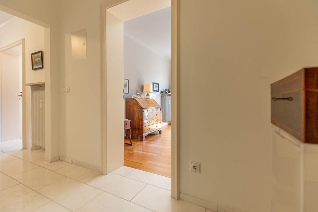 Immobilienangebot - München - Alle - Großzügige Dachterassenwohnung mit 5 Zimmern in TOP Lage! 2 TG-Stellplätze und Aufzug vorhanden.