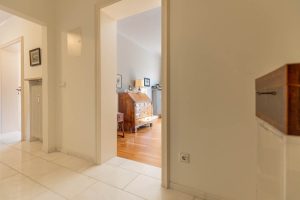 Immobilienangebot - München - Alle - Großzügige Dachterassenwohnung mit 5 Zimmern in TOP Lage! 2 TG-Stellplätze und Aufzug vorhanden.