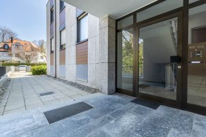 Immobilienangebot - München - Alle - Großzügige Dachterassenwohnung mit 5 Zimmern in TOP Lage! 2 TG-Stellplätze und Aufzug vorhanden.