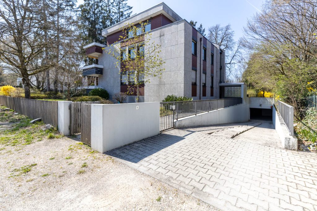 Immobilienangebot - München - Alle - Großzügige Dachterassenwohnung mit 5 Zimmern in TOP Lage! 2 TG-Stellplätze und Aufzug vorhanden.