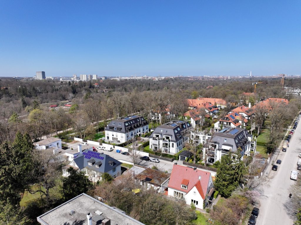 Immobilienangebot - München - Alle - Großzügige Dachterassenwohnung mit 5 Zimmern in TOP Lage! 2 TG-Stellplätze und Aufzug vorhanden.