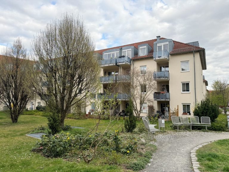 Immobilienangebot - Dresden - Alle - Schöne Eigentumswohnung mit Balkon, Aufzug und Tiefgaragen-Stellplatz in ruhiger Siedlung in Dresden