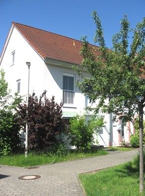 Immobilienangebot - Stegaurach / Debring - Alle - Modernes Reiheneckhaus mit schönem Garten,
mit Garage, 2 Stellplätzen und Einbauküche
in Stegaurach
