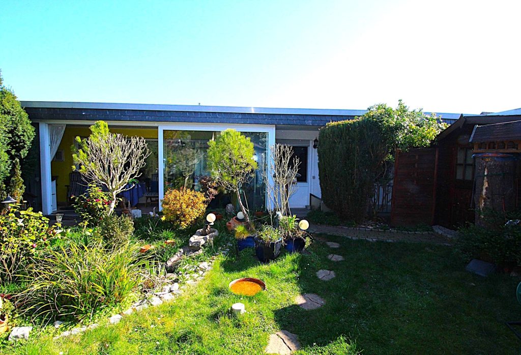 Immobilienangebot - Köln - Alle - Gepflegter Flachdach-Bungalow auf traumhaftem Sonnengrundstück in begehrter Lage von Köln Lindweiler