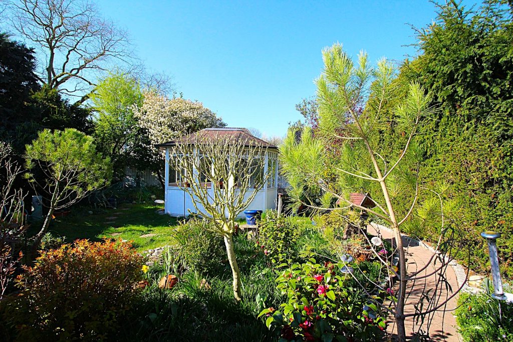 Immobilienangebot - Köln - Alle - Gepflegter Flachdach-Bungalow auf traumhaftem Sonnengrundstück in begehrter Lage von Köln Lindweiler
