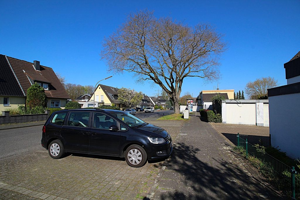 Immobilienangebot - Köln - Alle - Gepflegter Flachdach-Bungalow auf traumhaftem Sonnengrundstück in begehrter Lage von Köln Lindweiler