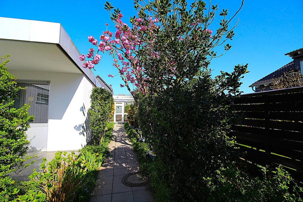 Immobilienangebot - Köln - Alle - Gepflegter Flachdach-Bungalow auf traumhaftem Sonnengrundstück in begehrter Lage von Köln Lindweiler