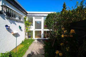 Immobilienangebot - Köln - Alle - Gepflegter Flachdach-Bungalow auf traumhaftem Sonnengrundstück in begehrter Lage von Köln Lindweiler