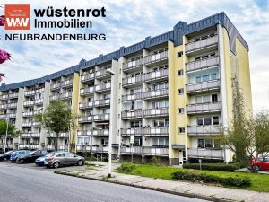 Immobilienangebot - Neubrandenburg - Alle - MIT BALKON UND KELLERRAUM: RENOVIERTE UND HELLE DREI-RAUM-WOHNUNG