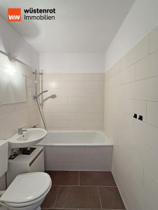 Immobilienangebot - Neubrandenburg - Alle - MIT BALKON UND KELLERRAUM: RENOVIERTE UND HELLE DREI-RAUM-WOHNUNG