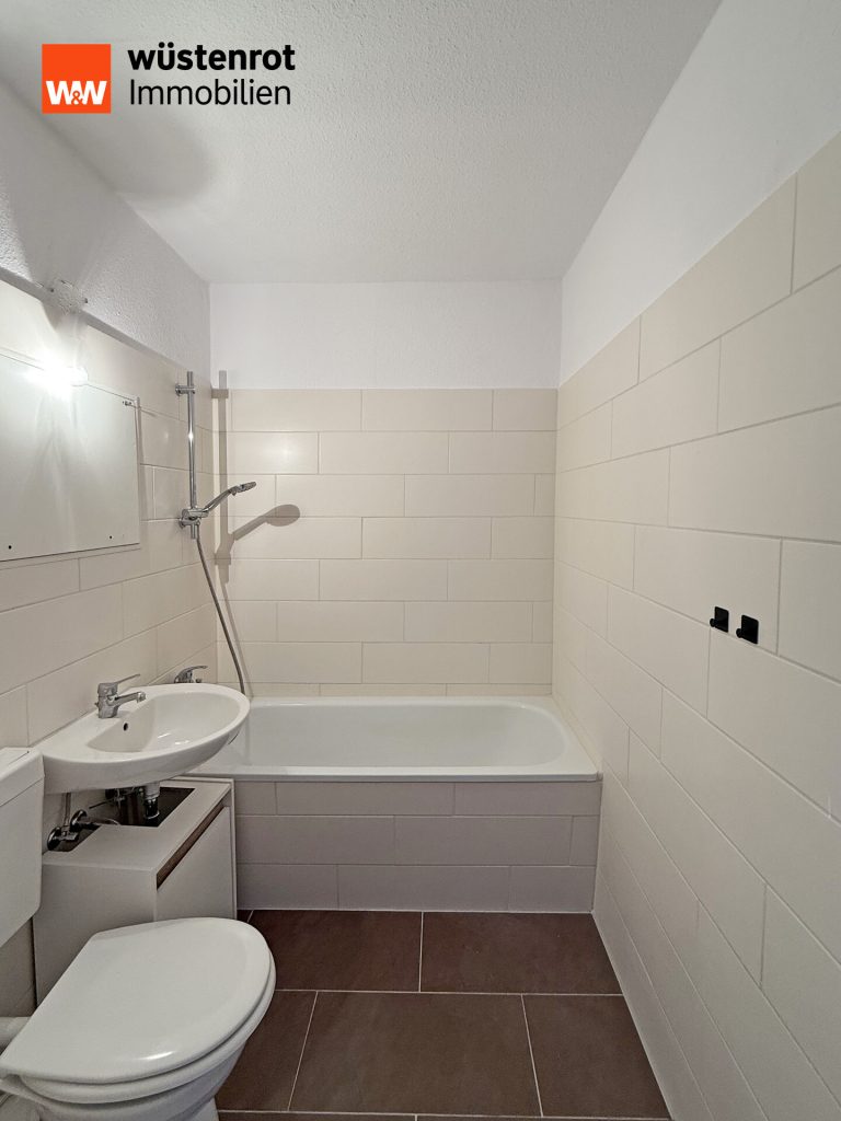 Immobilienangebot - Neubrandenburg - Alle - MIT BALKON UND KELLERRAUM: RENOVIERTE UND HELLE DREI-RAUM-WOHNUNG